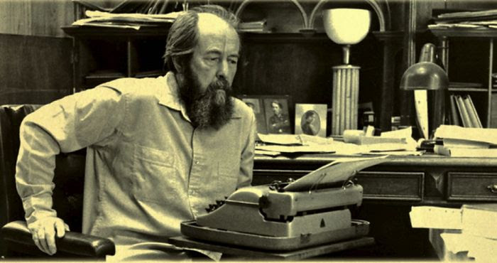 Александр Солженицын в рабочем кабинете.