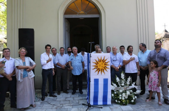 Precandidatos y principales dirigentes blancos se reunieron en Paysandú para rendir homenaje a Leandro Gómez. Foto: Prensa Juan Sartori