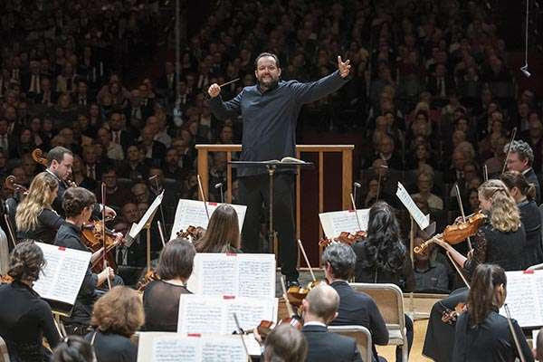 [Keith Lockhart and Holiday Pops, photo by Stu Rosner]