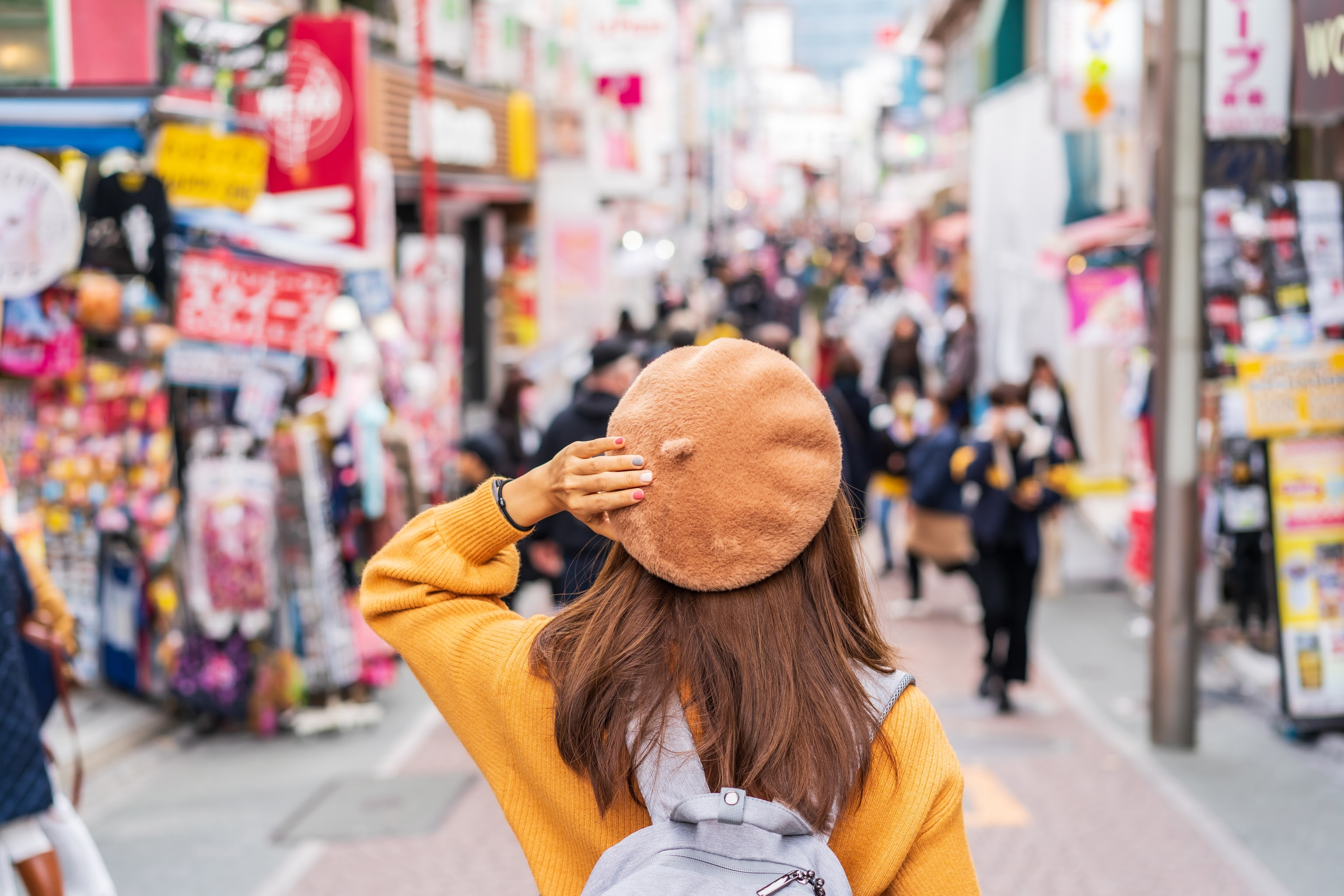 Una viajera por las calles de Tokio.