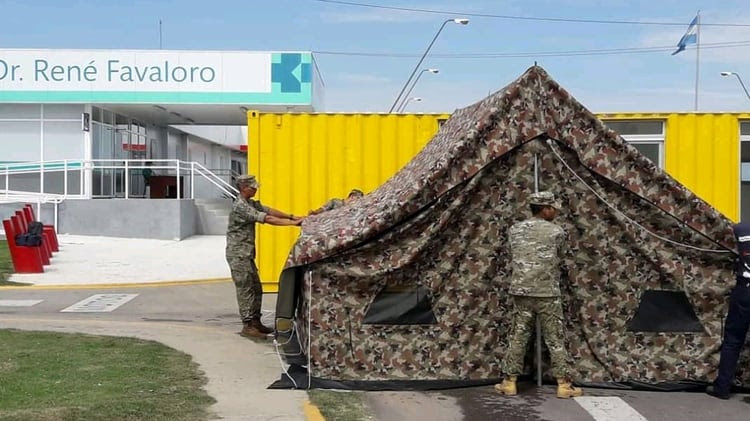 Montaje de instalaciones de campaña para que sirvan como sala de triage.