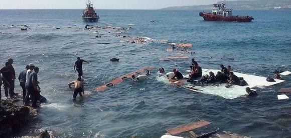 Continúan los naufragios en el Mar Egeo. La imagen corresponde a un barco que trasladaba a 112 personas y ayer quedó hundido. Foto: EFE