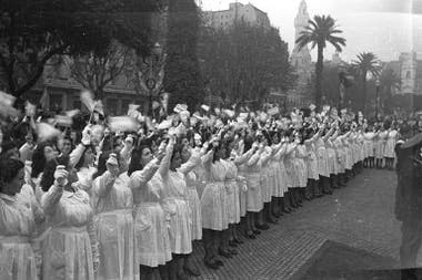 Celebración del Día de la Bandera, 20 de junio de 1944, en la Plaza de Mayo.