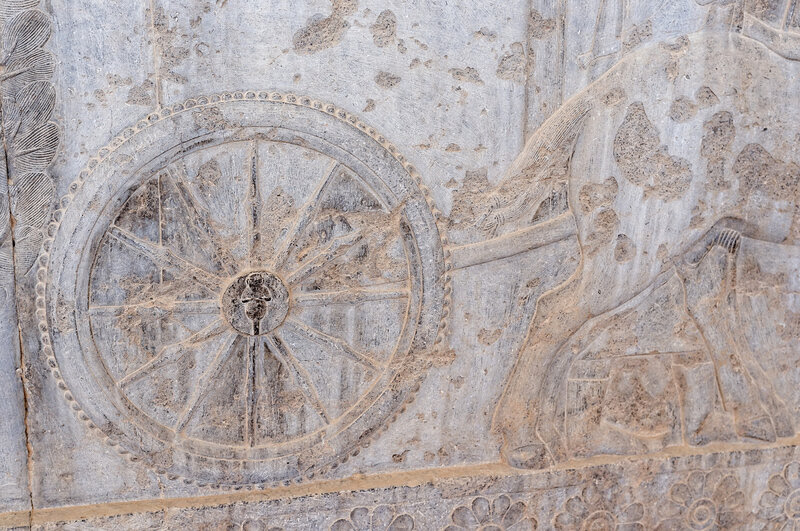 Персеполис. Единственное
изображение женщины во всем Персеполисе. В ступице колеса.