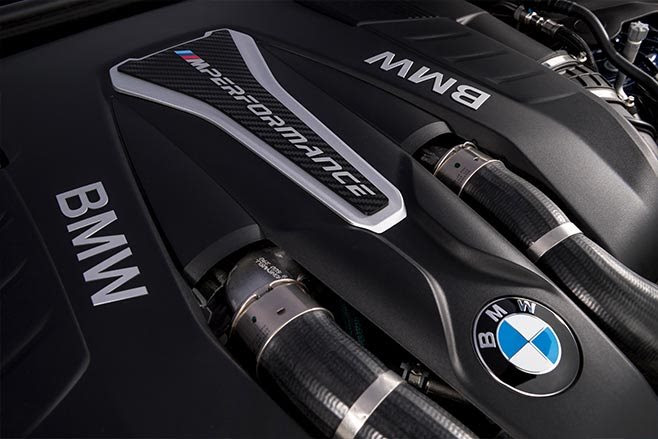 BMW M550i xDrive engine