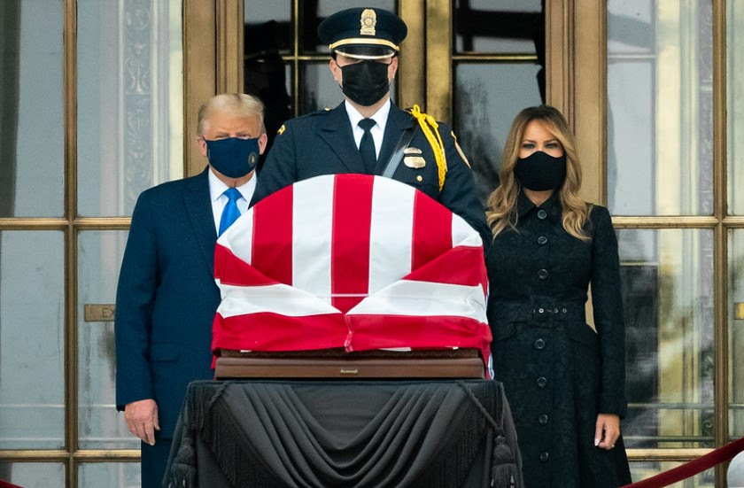 Donald y Melania Trump junto al féretro de Ruth Baden Ginsburg. Foto: Flickr / The White House