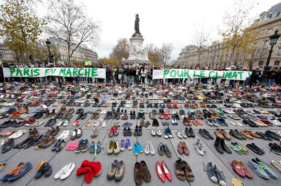 Centenares de pares de zapatos fueron colocados en París en honor de los manifestantes ausentes producto del atentado. Foto: Reuters.