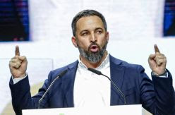 Abascal exprime la tragedia para arrebatar a Casado el liderazgo de la oposición