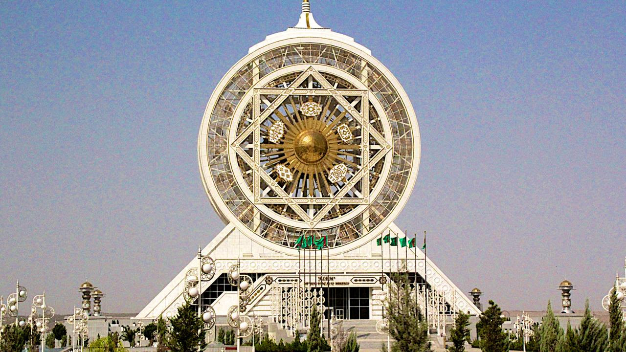 Alem Entertainment Center, world’s largest covered Ferris wheel, Ashgabat, Turkmenistan (Credit: Nellie Huang)