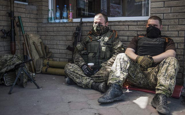 Activistas prorrusos descansan en un puesto de control cerca de la ciudad de Slaviansk, Ucrania.