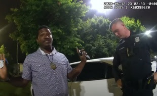 Rayshard Brooks a Ã©tÃ© tuÃ© par un policier d'Atlanta de deux balles dans le dos alors qu'il sâenfuyait aprÃ¨s avoir dÃ©robÃ© le taser d'un agent.