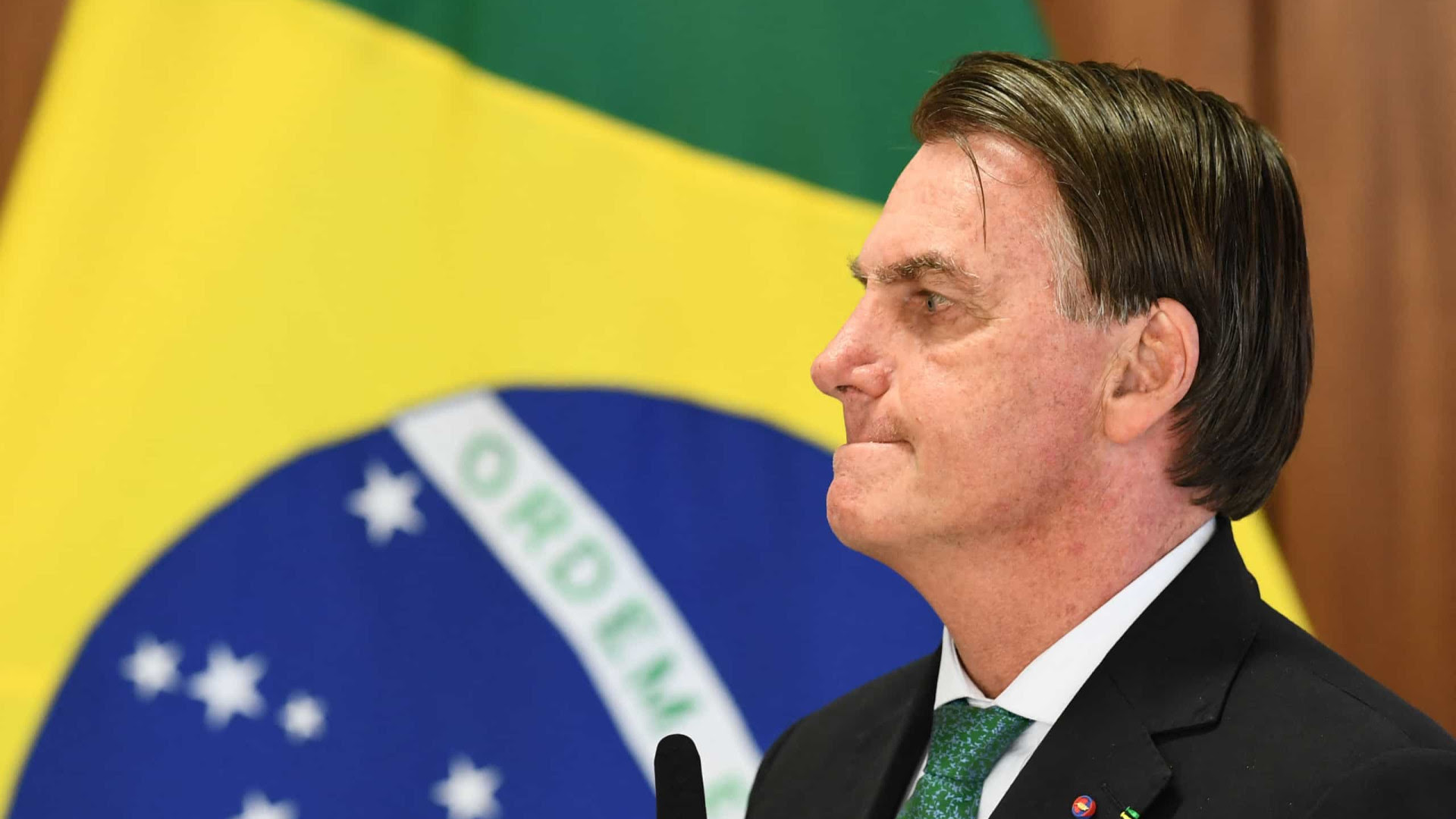 'Brasil não aguenta mais um lockdown', diz Bolsonaro sobre nova variante