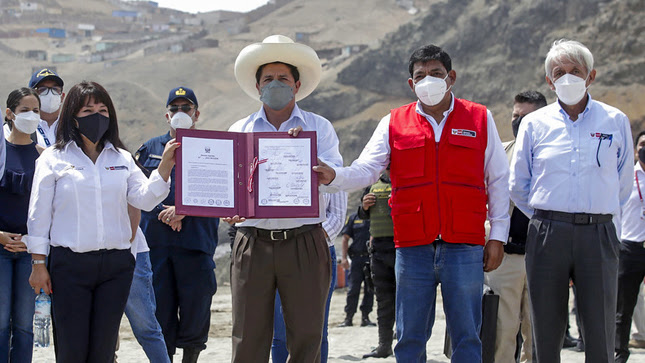 Officials displaying Peru's Climate Emergency declaration document