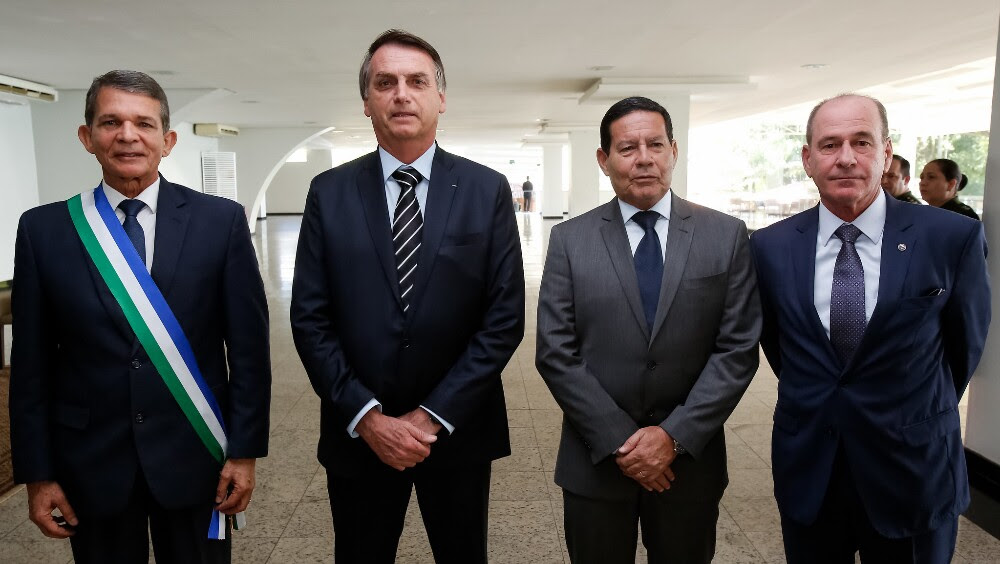 Em pé e de terno, está da esquerda para direita General Joaquim Silva, o presidente Jair Bolsonaro, seu vice Hamilton Mourão e o General Fernando Azevedo, que posam para foto