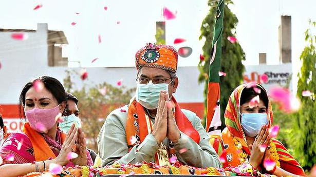 
Rajasthan BJP chief Satish Poonia, flanked by BJP candidate Deepti Maheshwari (right) and MP Diya Kumari (left) at an election rally in Rajsamand on Thursday. 