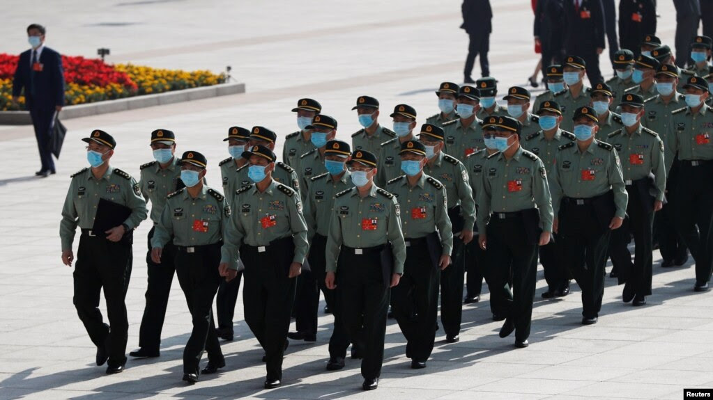 Các đại biểu quân sự đeo khẩu trang tới Đại Sảnh đường Nhân dân trước phiên khai mạc Đại Hội Đại biểu Nhân dân ở Bắc Kinh, ngày 22/5/2020.