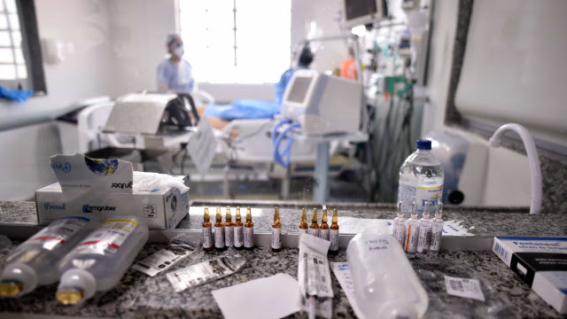 Técnica em enfermagem se livra da intubação no caminho da cura