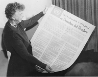 Eleanor Roosevelt cầm bản dịch tiếng Tây Ban Nha của Tuyên ngôn Quốc tế Nhân quyền