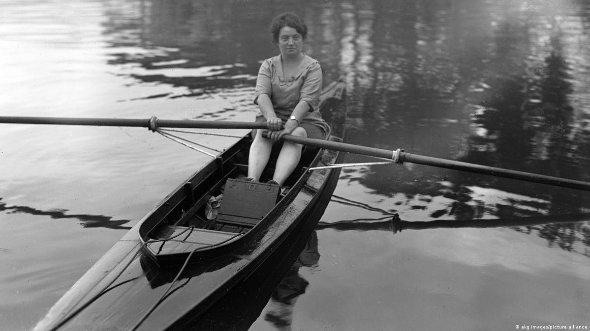 Alice Milliat em 1920 num barco a remo 