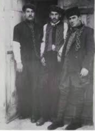Nuri Dersimî avec deux autres patriotes kurdes en prison en 1920