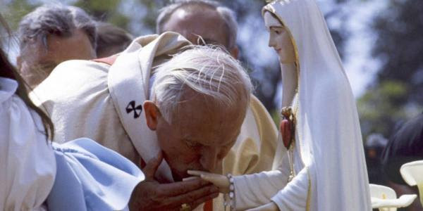 Le 22 octobre prochain nous fêterons saint Jean-Paul II. Prions cette belle neuvaine Giovanni-paolo-II-madonna-di-fatima-evidenza
