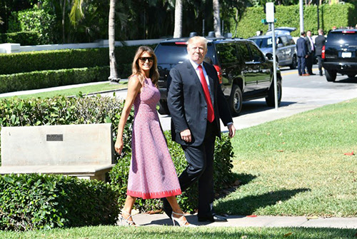 Bà Melania và ông Trump tươi cười bước vào nhà thờ Bethesda-by-the-Sea, ở Palm Beach, Florida, để dự Lễ Phục sinh