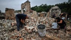 Voluntarios en medio de los escombros causados por los bombardeos en Ucrania