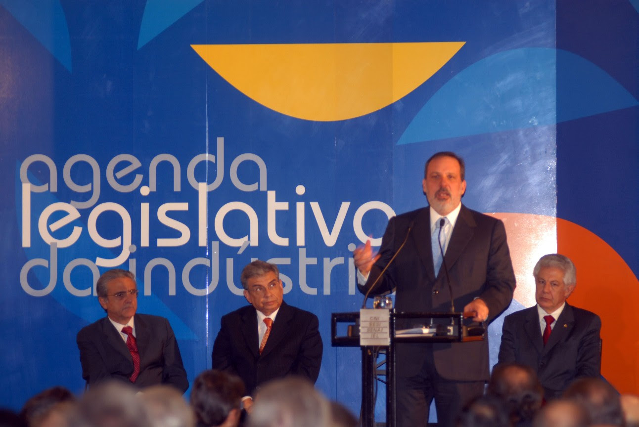 Lançamento da Agenda Legislativa de 2008, com Armando Monteiro Neto, à época presidente da CNI Fotografia histórica mostra lançamento da agenda legislativa da indústria em 2008, com parlamentares e industriais no palco