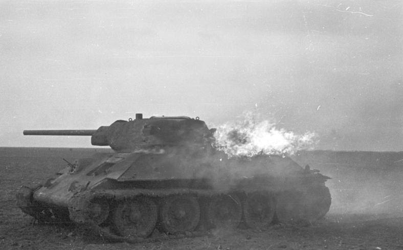 File:Bundesarchiv B 145 Bild-F016221-0015, Russland, Brennender T-34.jpg