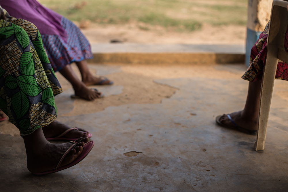 Supervivientes de violencia sexual en Salamabila esperan en la consulta para una entrevista © Carl Theunis /MSF