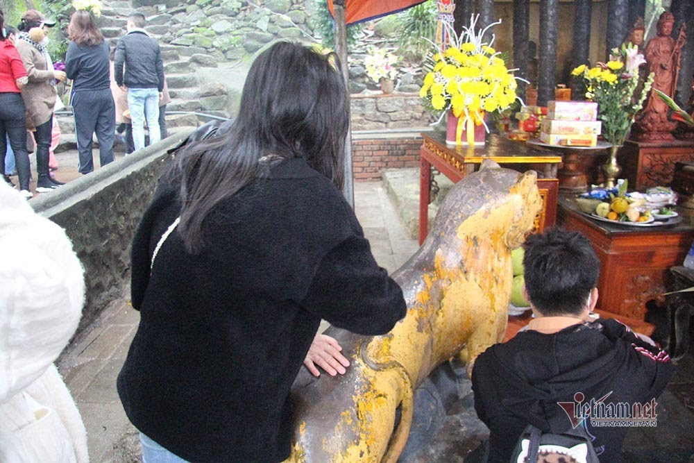 Xoa mòn tượng 'thần hổ' ở chùa Hương Tích cầu hết bệnh