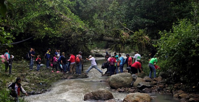 Los migrantes hondureños cruzan el rio Lempa, en la frontera entre Honduras y Guatemala, en su marcha hacia EEUU. REUTERS/Jorge Cabrera