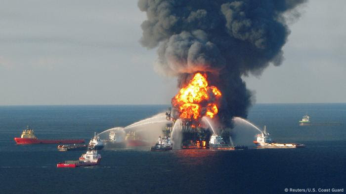 Fogo em navio sendo apagado por outro navios em alto-mar