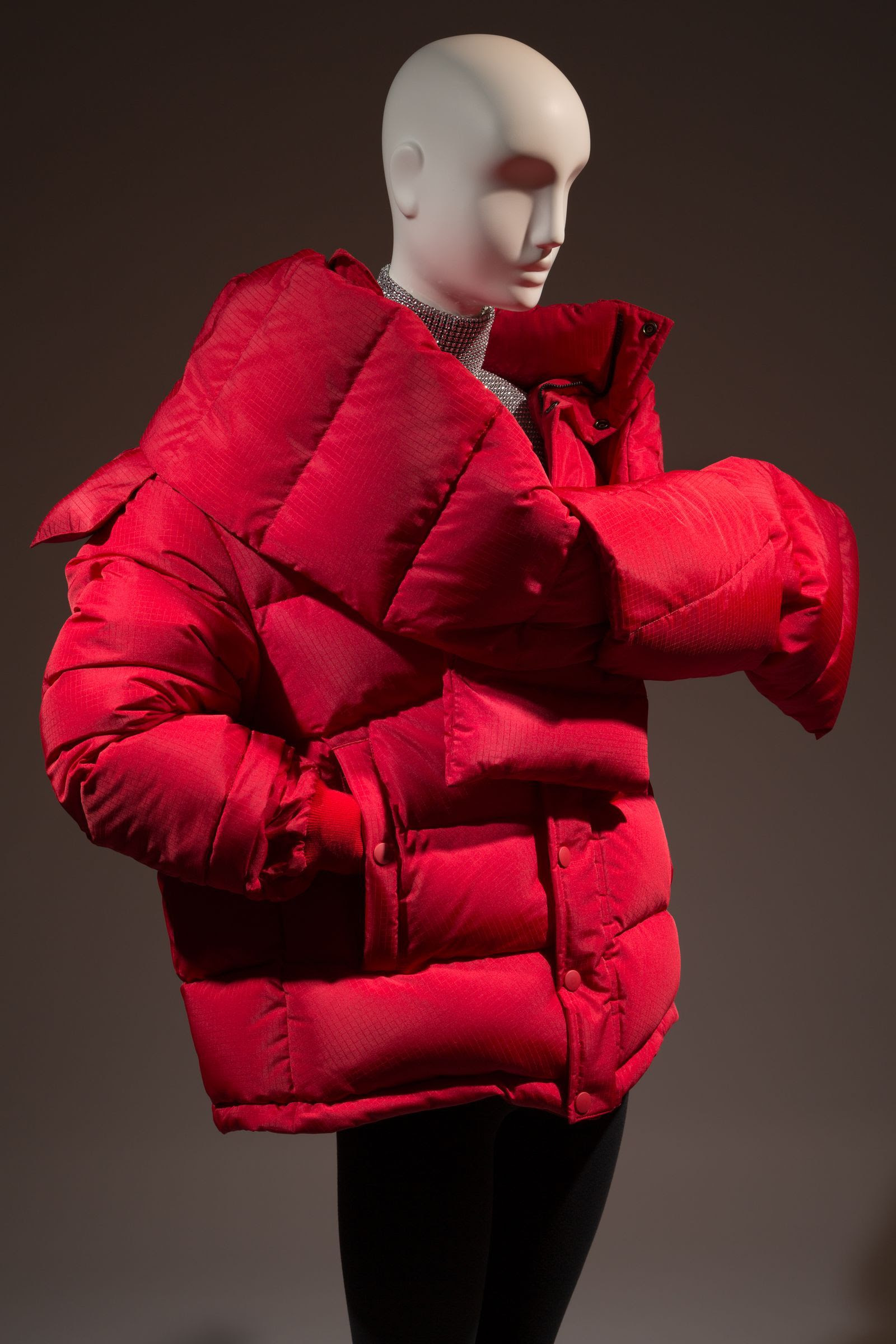 Los plumíferos de Demna Gvasalia evocan los volúmenes de Balenciaga .