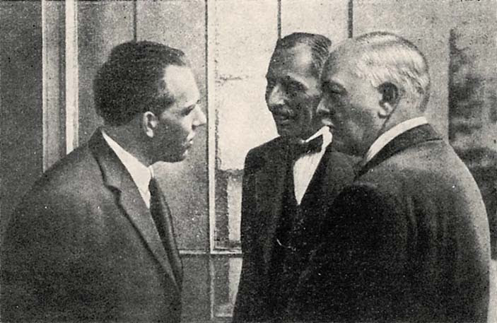 Слева направо: Нильс Бор, Фридрих Пашен и Джон Мак-Леннан