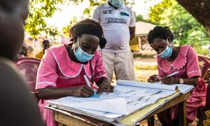 Enfermeras trabajan en una clínica móvil de vacunación COVID-19 en Rofunta, Sierra Leona, en diciembre de 2022.