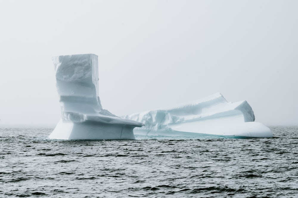 iceberg circondato da uno specchio d'acqua