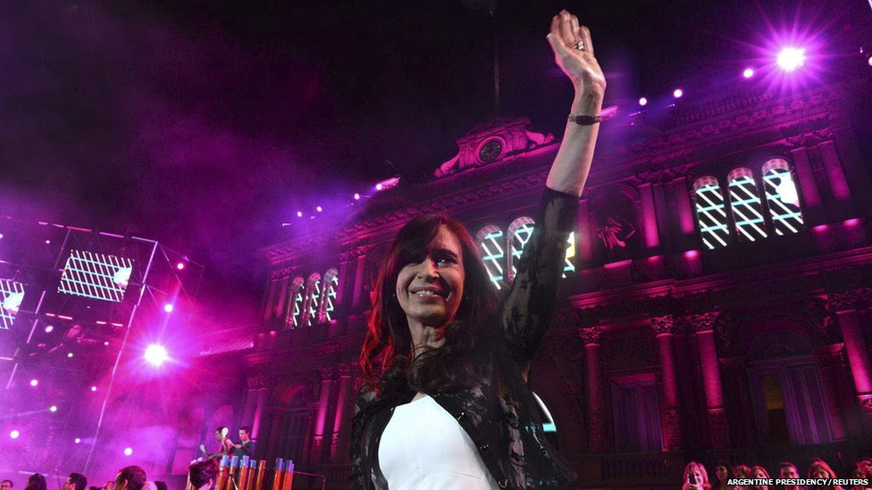 La presidenta de Argentina, Cristina Fernández de Kirchner, durante las celebraciones del 30º aniversario del regreso de Argentina a la democracia, en el palacio presidencial de Casa Rosada en Buenos Aires, el 10 de diciembre 2013. Reuters