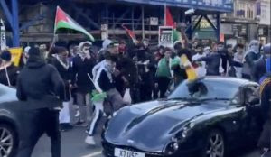 UK: Pro-jihad rioters attack car during anti-Israel demonstration in London