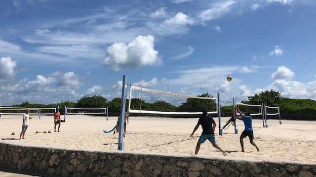 Jóvenes jugando al voleibol en South Beach