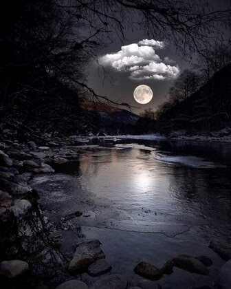 Moon_reflection_in_a_stream