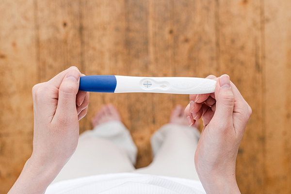 grafika przedstawiająca test ciążowy