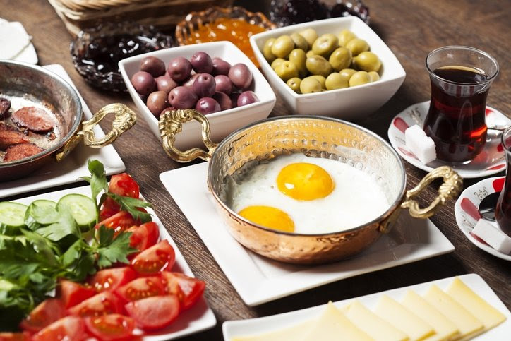 Start dagen med verdensomspennende, tradisjonell tyrkisk frokost