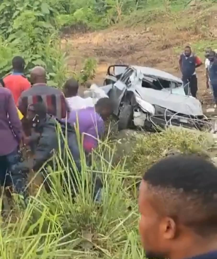 Protest in Osogbo as SARS officers allegedly chase three suspected internet fraudsters to their death (photos)