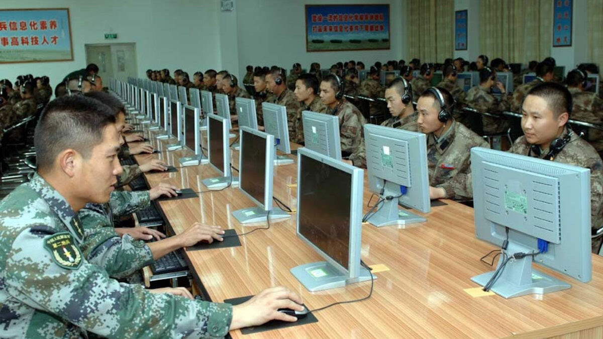 Các binh sĩ Trung Quốc làm việc trên máy điện toán. Các cuộc tấn công mạng từ Trung Quốc vẫn tiếp diễn bất chấp ĐCSTQ đã thỏa thuận sẽ dừng lại. (Ảnh: mil.huanqiu.com)