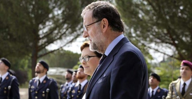 Rajoy comparece en los jardines del palacio de La Moncloa junto a la primera ministra polaca. / CHEMA MOYA (EFE)
