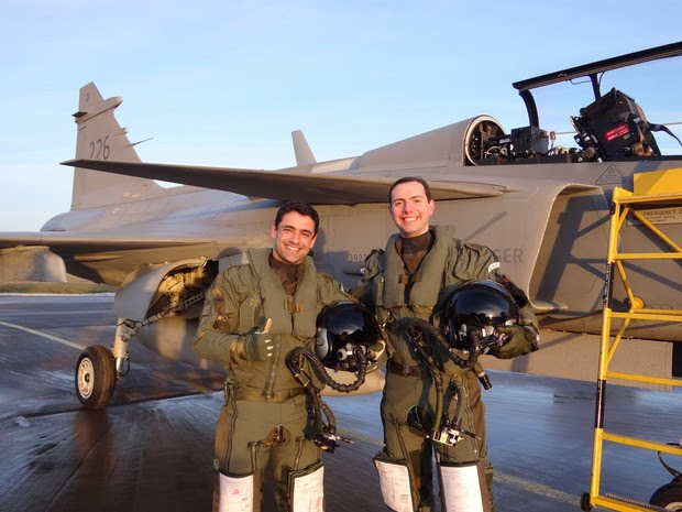 Pilotos brasileiros fazem voo solo na Suécia (Foto: FAB/Divulgação) Pilotos brasileiros fazem voo solo na Suécia (Foto: FAB/Divulgação)