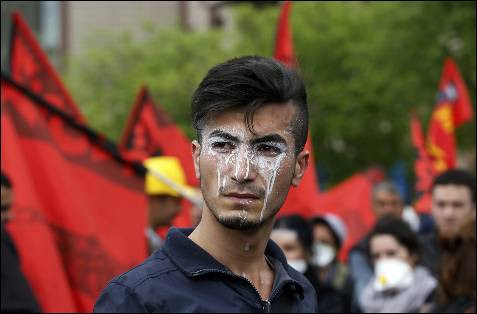 Un manifestante con crema en los ojos para protegerse de gas lacrimógeno de la policía en turca