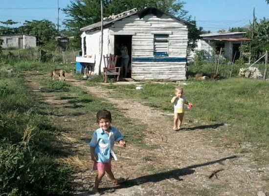 Niños corriendo en el área de viviendas bajo amenaza de desalojo (foto del autor)