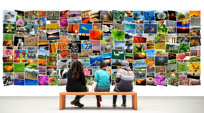 Des gens assis devant une galerie d'images.